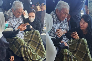 Tun M overcome by emotion at Hasmah’s grave
