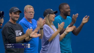 'Stunning athleticism': Crowd goes wild for insane rally