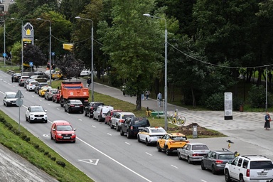 Bulletin PM briefing: Fuel shortage chaos in Russia and Sussexes’ UK return