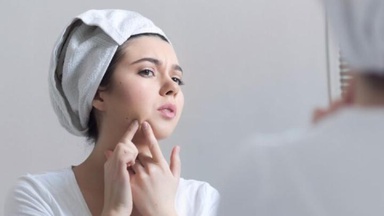 Bukan Cuma Cuaca Panas, 7 Kebiasaan Ini Bisa Bikin Jerawat Makin Parah