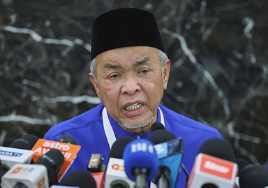 Ahmad Zahid pushes for free air tickets for B40 uni students