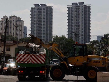 DBKL roboh dua struktur kedai haram 