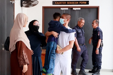 Suami isteri menangis gembira lepas, bebas tuduhan edar syabu