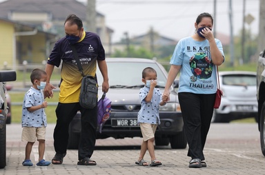 Serian town unusually quiet amid thick haze and emergency declaration
