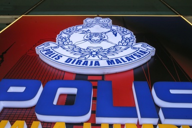 Woman brushing teeth behind wheel flashes middle finger before kicking auxiliary cop in groin at Glo Damansara