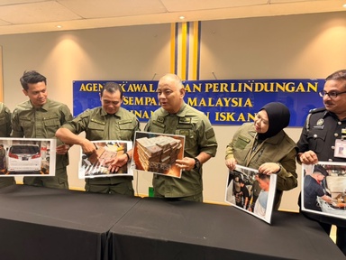 Not your average holiday money! Singapore-bound couple caught with nearly RM4m in cash at Johor checkpoint