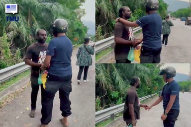 Lelaki Terkandas Bersama Keluarga Di Tepi Jalan Terima Bantuan, Netizen Puji Sikap Prihatin Penunggang Motosikal