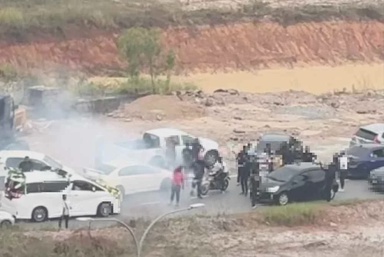 Kumpulan lelaki bakar mercun atas jalan diburu polis