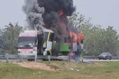 Bas terbakar ketika bergerak, 14 penumpang selamat