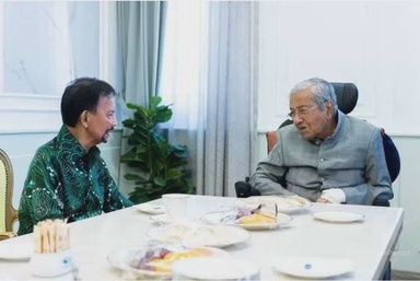 Sultan Hassanal Bolkiah berkenan menziarahi Tun M di IJN