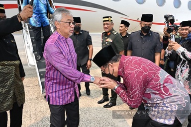Sultan of Pahang arrives in Sarawak for three-day official visit