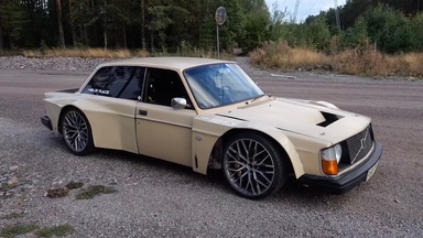 This 1975 Volvo 240 Is a Mid-Engine, Twin-Turbo Lambo V10 Underneath. And It’s Still AWD