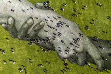 23,000-Square-Foot Clasping Arms Celebrate Community Resilience in Minneapolis