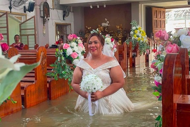 Pengantin kahwin ketika banjir hampir paras pinggang