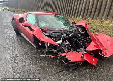 Ferrari terlibat kemalangan remuk teruk di lebuh raya