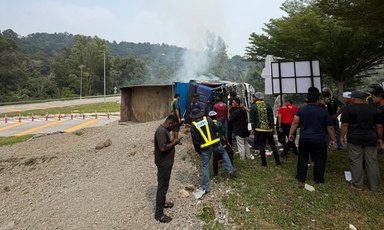 Lori hilang kawalan terbabas di Persiaran Mokhtar Dahari