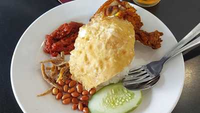 Image from: [Comment] Are You A Fan Of Nasi Lemak On The Plate Or Nasi Lemak Bungkus? #MalaysiaKita