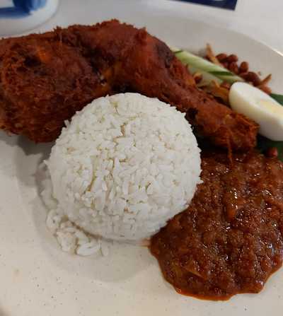 Image from: [Comment] Are You A Fan Of Nasi Lemak On The Plate Or Nasi Lemak Bungkus? #MalaysiaKita
