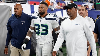 Seahawks' Jamal Adams yells at NFL official after leaving game