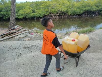 Image from: One more time, the stories of people and children on the borderline make my heart cry.