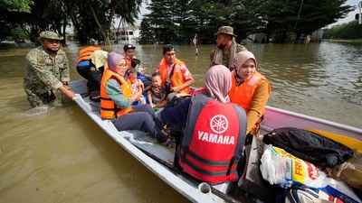 Image from: Build an Ark like Noah's or Get Zahid to hold back floods the way Moses did for you to get to polling stations in GE15