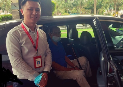 Image from: CIMB Bukit Damansara Branch Manager Provides A Centenarian With Personalised Customer Service, Curbside.