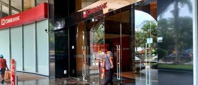 Image from: CIMB Bukit Damansara Branch Manager Provides A Centenarian With Personalised Customer Service, Curbside.