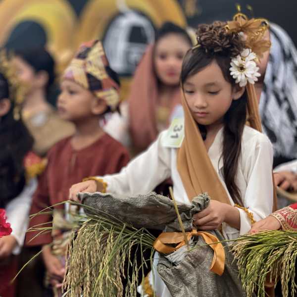Image from: A rare, beautiful sight can be seen from Langkawi kids believing a glance of Mahsuri