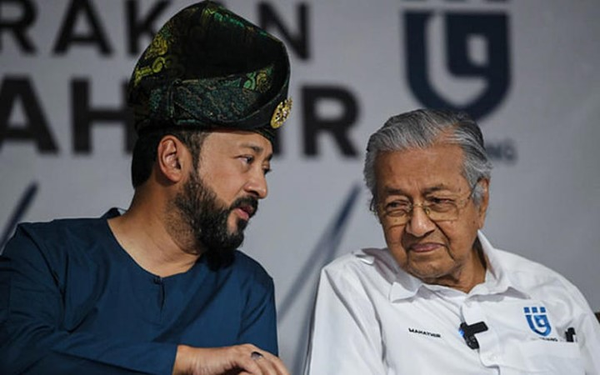 Image from: Exit Strategy of Malay Politicians: Nazri made an Envoy, KJ became a DJ and Tun M just quits, again!
