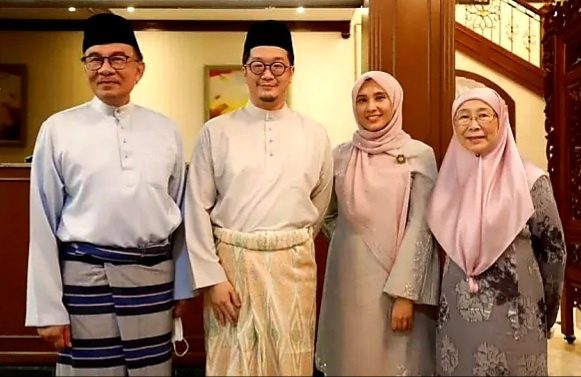 Image from: Just When Nurul Izzah and Yin Happily Tied the Knot Tun M Talks About Malay-Chinese Race Riot