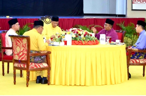 Image from: Checkmated MB trying to be as phlegmatic as he can about the whole Hari Raya Madani with HRH Sultan gracing the event
