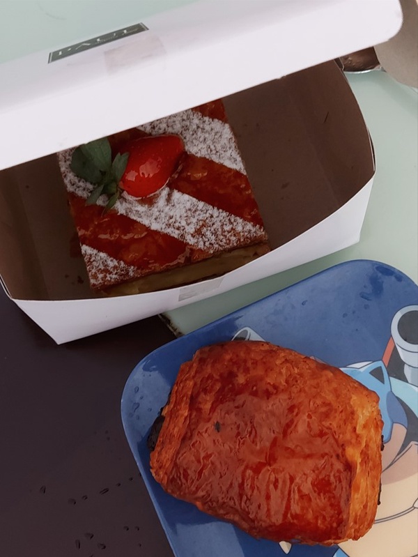 Image from: #麦走鸡 替你们尝过了!百年法式甜品店-拿破仑&可颂,吉隆坡甜品控必买!