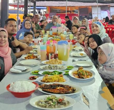 Image from: Senandung Malam Seafood Bagan Lalang, an outdoor restaurant at Sepang Gold Coast where customers dine and watch sunset 