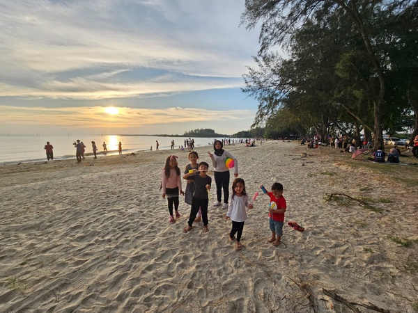 Image from: Senandung Malam Seafood Bagan Lalang, an outdoor restaurant at Sepang Gold Coast where customers dine and watch sunset 