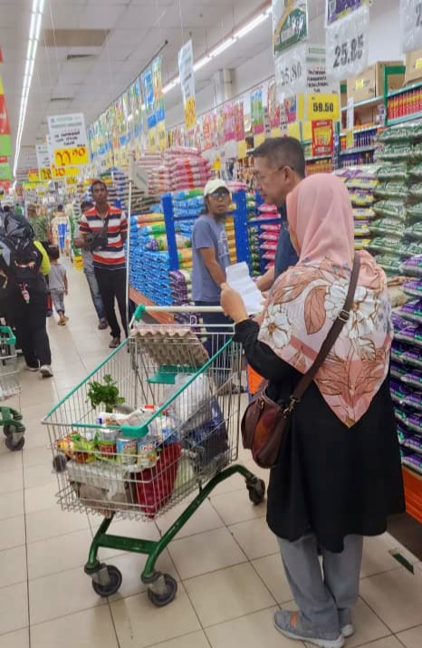 Image from: YB Datuk Seri Salahuddin Ayub dilihat membeli-belah untuk Hari Raya di Econsave