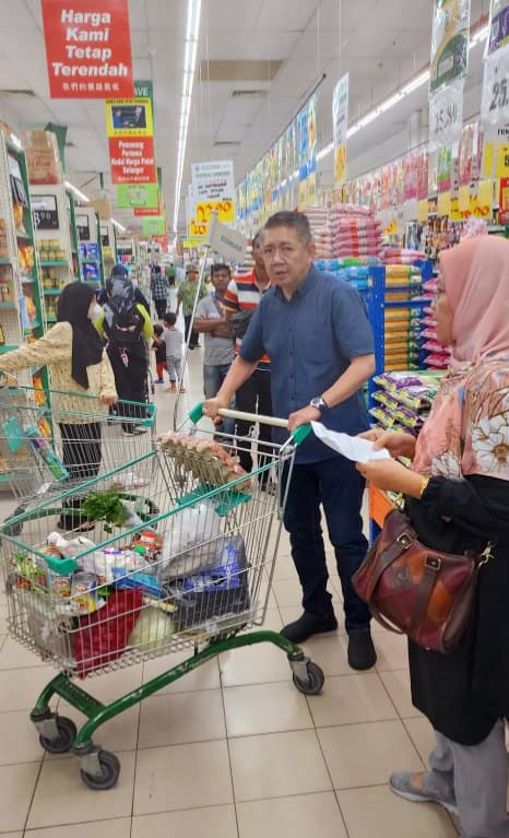 Image from: YB Datuk Seri Salahuddin Ayub dilihat membeli-belah untuk Hari Raya di Econsave