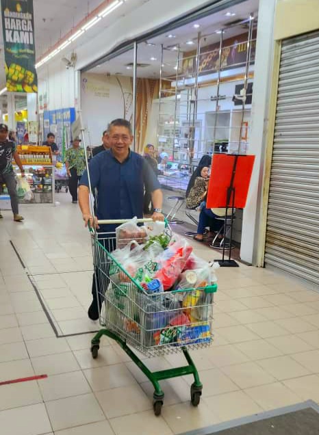 Image from: YB Datuk Seri Salahuddin Ayub dilihat membeli-belah untuk Hari Raya di Econsave