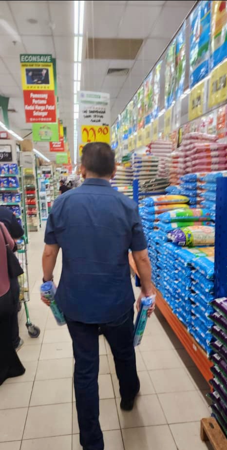 Image from: YB Datuk Seri Salahuddin Ayub dilihat membeli-belah untuk Hari Raya di Econsave