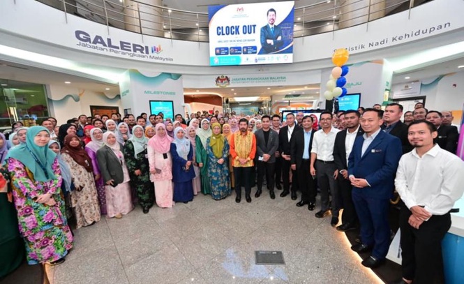 Image from: Dr Mohd Uzir Mahidin bersara selepas 36 tahun berkhidmat dalam perkhidmatan awam