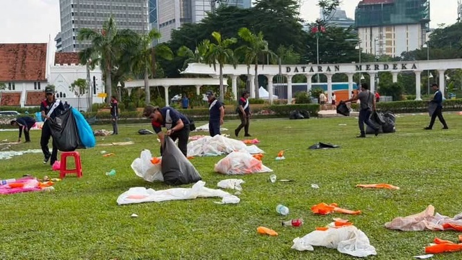 Petugas DBKL bertungkus-lumus membersihkan Dataran Merdeka pagi tadi - Gambar Facebook Hannah Yeoh