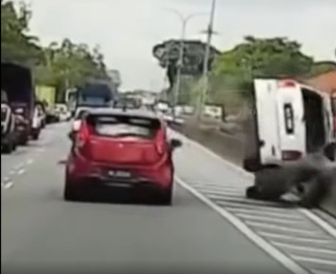 Pemandu Iriz Larikan Diri Selepas Nahas Diburu