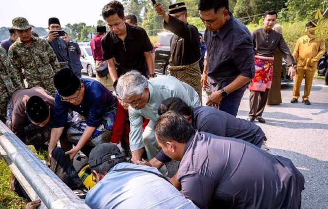 Sultan Pahang Hentikan Konvoi, Bantu Pasangan Parah Kemalangan