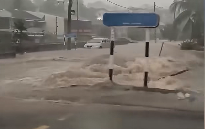Banjir Kilat Landa Ampang: Bomba Selamat 3 Mangsa