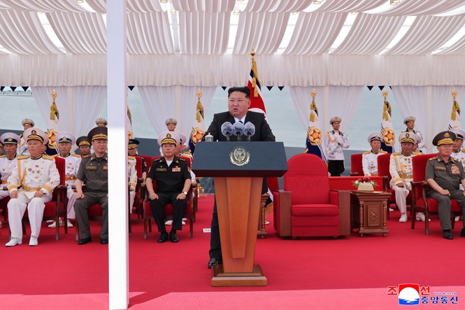 金正恩宣布海军核武化 计划建万吨级战舰