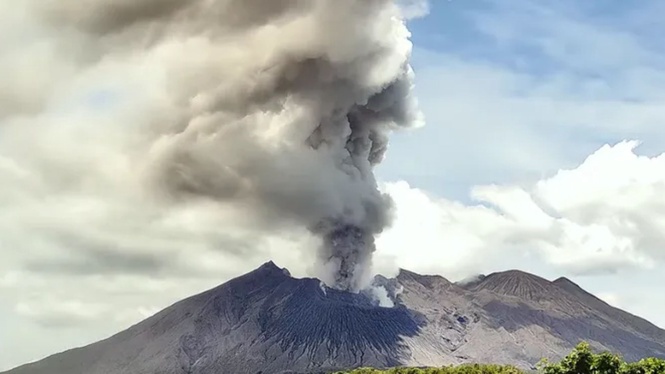 日本樱岛火山连喷1小时 鹿儿岛市区降“灰雨”