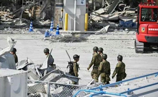 【熊本地震】造纸厂烟囱倒塌 消拯员徒手救人