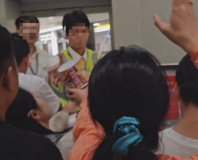 航班晚点4小时 航空公司发过期泡面