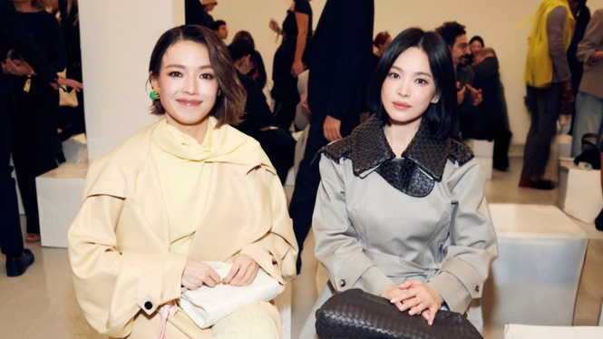宋慧乔舒淇并肩看时装秀 粉丝直呼“女神梦幻联动”