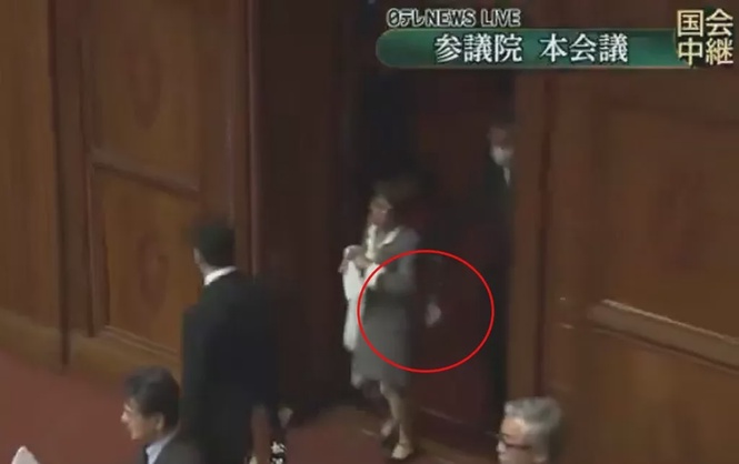 日本国会爆性骚 80岁议员纸棒拍打女议员臀部