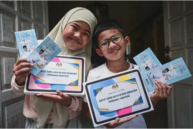 Image from: Keikhlasan Tambat Hati, Dua Beradik Tular Beri PM Anwar Duit Raya Terima iPad